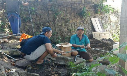 Pemasangan Pipa dan Meteran Air bagi Warga yang Belum Mendapatkan Akses Air Bersih
