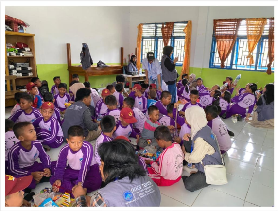 Pelaksanaan Sosialisasi dengan Siswa SDN 1 Tirawuta