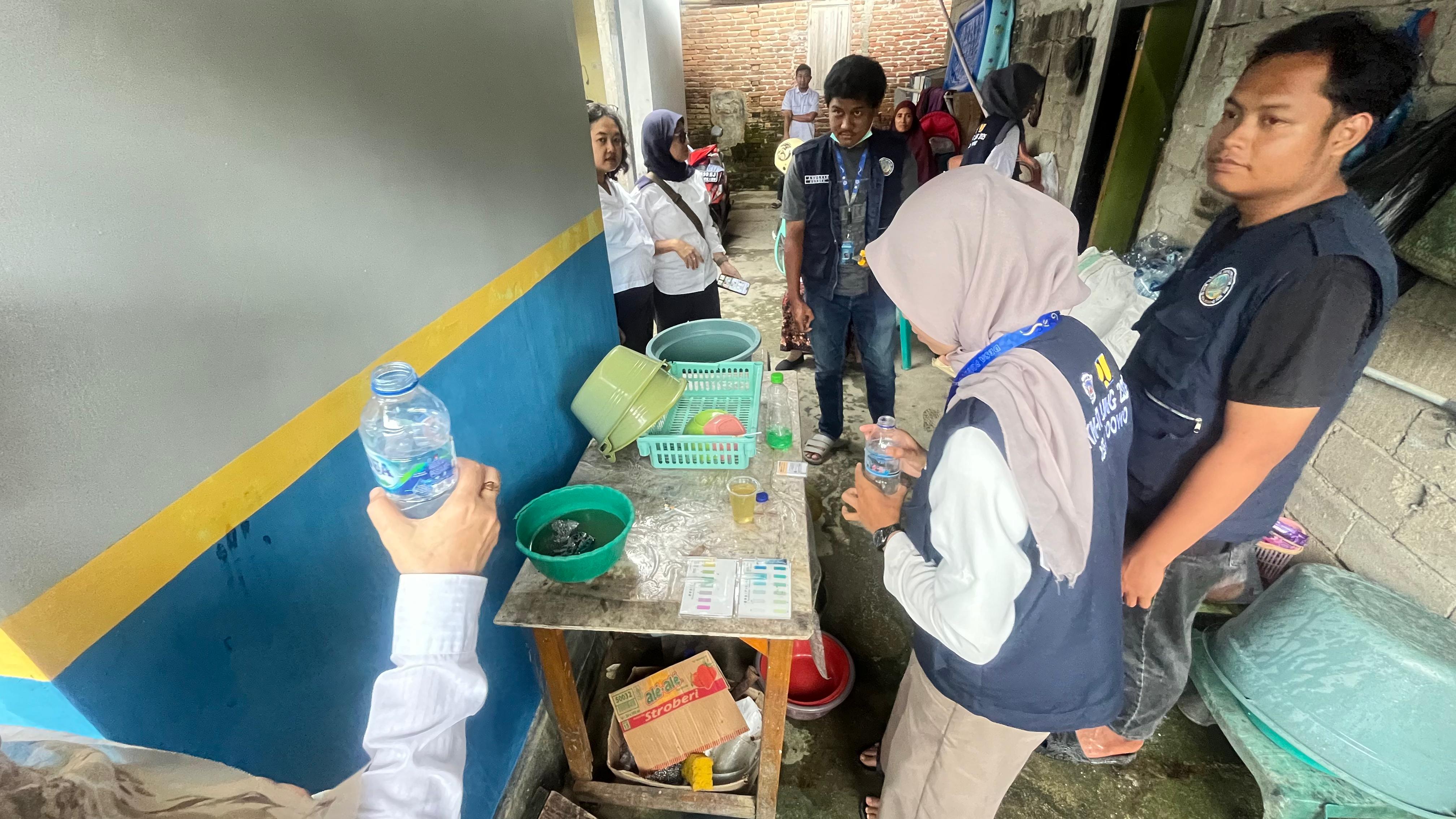 Pengujian Kualitas Air di Desa Poowo